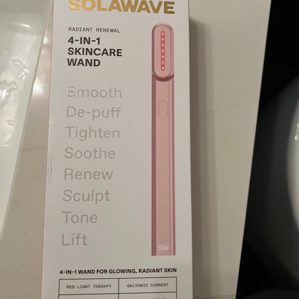 Solawave 4 in 1 red light therapy wand - NEW